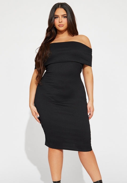 Muse Bohème: gesmokte off-the-shoulder midi-jurk