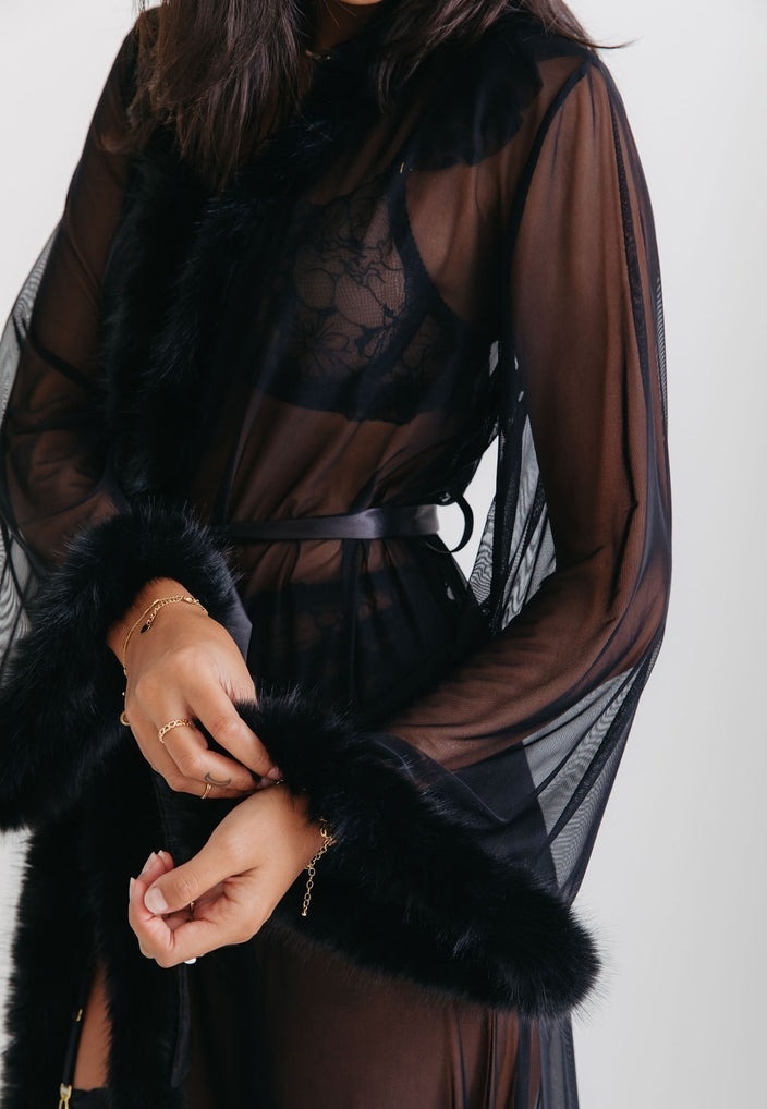 Lungo kimono trasparente con bordo in pelliccia - Eleganza romantica
