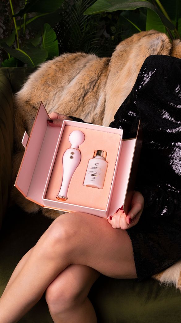 Luxury Gift Set HighOnLove: Premium Sensual Massage Oil & Exclusive Silicone Vibrator